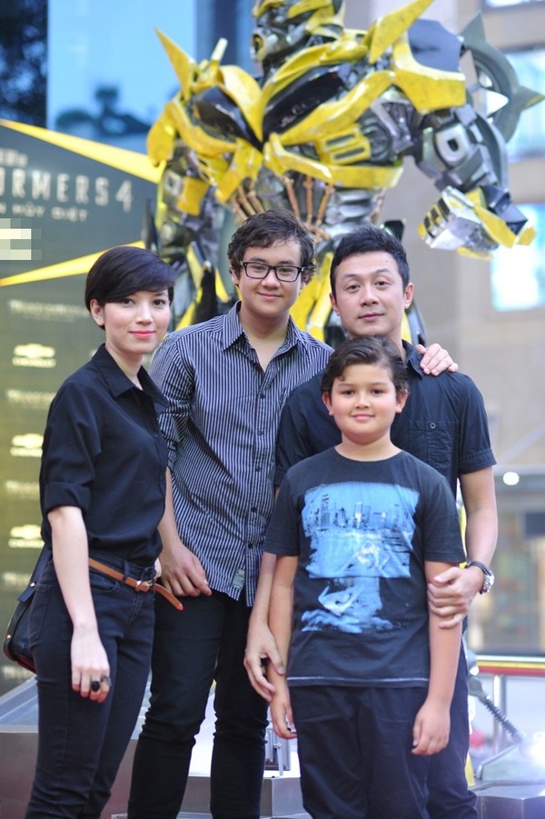 Người vợ trẻ của MC Anh Tuấn cùng chụp hình bên chồng và con riêng của anh.